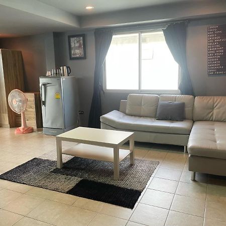 Happy Apple Guesthouse Паттая Екстер'єр фото
