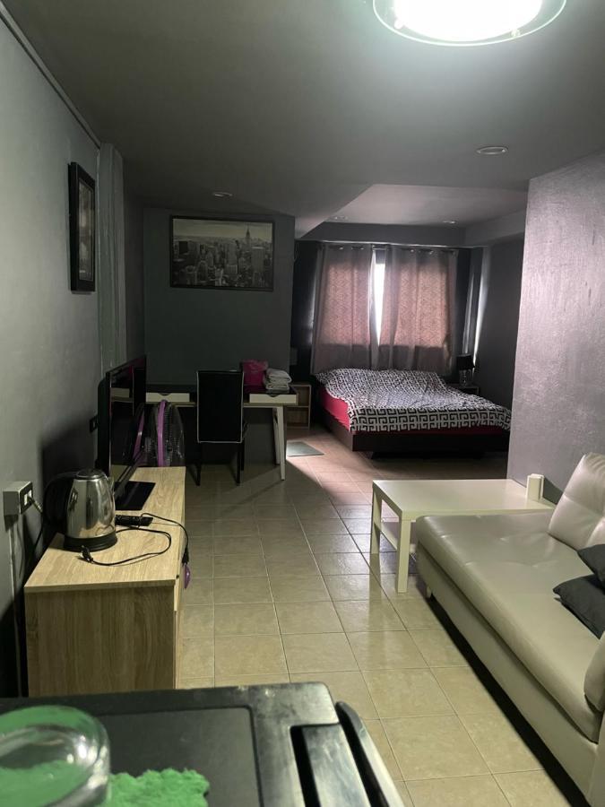 Happy Apple Guesthouse Паттая Екстер'єр фото