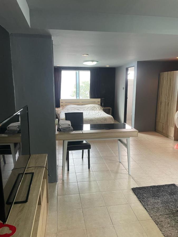 Happy Apple Guesthouse Паттая Екстер'єр фото