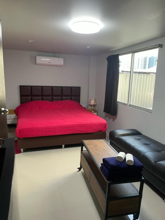 Happy Apple Guesthouse Паттая Екстер'єр фото